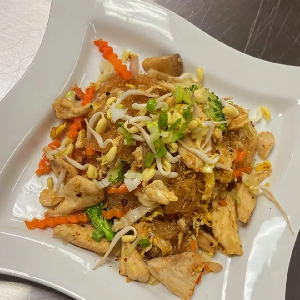 Thai Garden 1's Pad Woon Sen with chicken, glass noodles, bean sprouts, carrots, and broccoli.