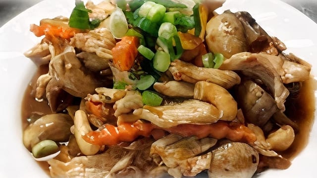 Pad Met Mamuang.